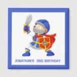 Blue Knight In Armor Kids 3rd Birthday マグネット<br><div class="desc">磁石は勇敢な青の騎士を鎧に輝く身を包み、冒険とお祝いに備えている。騎士は魅力的なフレンドリー表情で描かれ、幼い子供たちに魅力的である。騎士鮮やかの鎧の青い色は、デザインに鮮やかな目を引く要素を加える。</div>