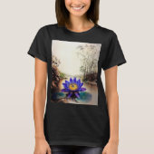 Blue Lotus Emerging from Muddy Waters (Vietnamese) Tシャツ (正面)