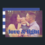 Blue Love and Light 独身の Photo Hanukkahカード シーズンカード<br><div class="desc">このモダンハヌカーのカードは、完全なブリード写真の上に青の愛と光の言葉を特徴としている。背中にマッチのパタストライプのーンがある。</div>