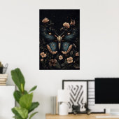 Blue Moth Botanical Print, Dark Academia Wall Art ポスター (ホームオフィス)