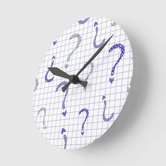 Blue question mark seamless pattern ラウンド壁時計 (傾斜)