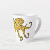 Blue-ringed octopus cartoon illustration カフェラテマグ (右アングル)