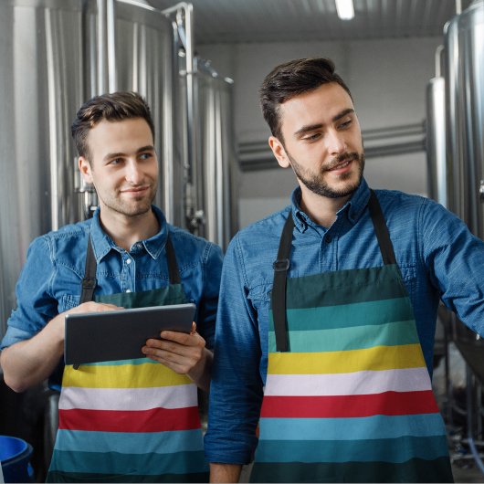 Blue Shades間の赤ストライプと黄色の エプロン