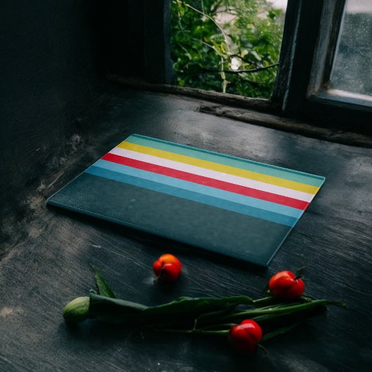 Blue Shades間の赤ストライプと黄色の カッティングボード