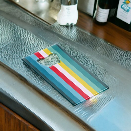 Blue Shades間の赤ストライプと黄色の クレジットカード栓抜き