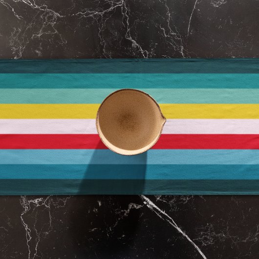 Blue Shades間の赤ストライプと黄色の ロングテーブルランナー