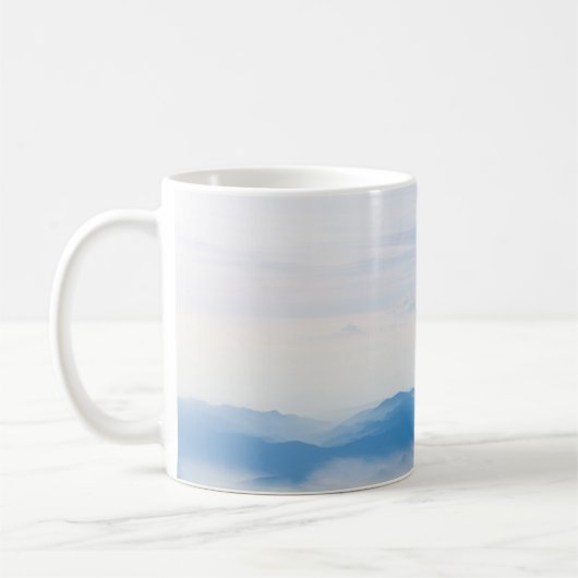 Blue sky and mountains view from airplane stylized コーヒーマグカップ (左)