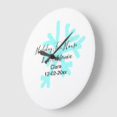 Blue snowflakes holiday camping house place date ラージ壁時計 (傾斜)