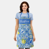 Blue Tile French Country Lemon Pattern Provencal エプロン (着用した状態)