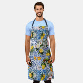 Blue tiles Mediterranean Floral エプロン (着用した状態)
