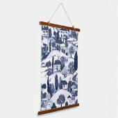 Blue Toile Countryside Scene (1) 吊り下げ型タペストリー (傾斜あり)
