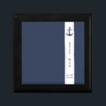 Blue Wave結婚のWht/Navy花婿介添人ID836 ギフトボックス<br><div class="desc">このエレガントなウェディングスイートは、クリーン航海のでミニマルな外観のクラシックスタイリングを備えている。アクアからネイビーブルーまでの色合いの様式的な波とシーホースイラストレーションがアクセントをユニーク提供。ネイビーブルーの背景とネイビーの配管素晴らし付きの白い垂直バ与えンドは、この調整ギフト箱は印象的なツイストモダン。結婚式のパーティメンバーに贈る'花婿介添人'文字を編集する。ヨットクラブ、ボート、ビーチサイド、夏の目的地の結婚式に最適。ID836を検索して、この完全なスイートと代替の海洋要素アクセントを持つ他のスイートを表示する。</div>