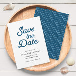 Blue Waves日付カードの保存 セーブザデート<br><div class="desc">青い波Save the Date card has blue waves pattern back side.プレースホルダーの置き換えによってカスタマイズ文字。フォントとサイズ/色の変更や「文字の間隔」ボタンのクリック間の変更などカスタマイズのオプションを追加。*ズームプレビューに表示されるZazzle透かしは、最終印刷製品には表示されないことに注意。©ローズウッド、柑橘類</div>