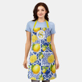 Blue White Lemon Tile Pattern Monogram Name Citrus エプロン (着用した状態)