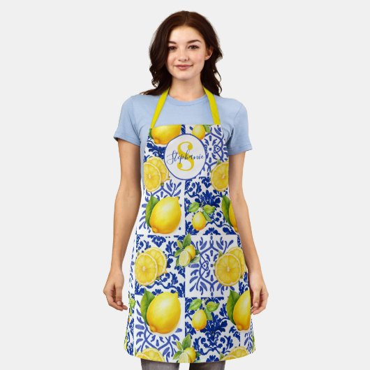 Blue White Lemon Tile Pattern Monogram Name Citrus エプロン (着用した状態)