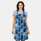 Blue Winter Pine Cone Pattern エプロン (着用した状態)