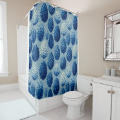 Blue Winter Pine Cone Pattern シャワーカーテン (インサイチュ)