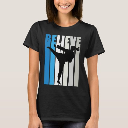 Blue Womens Believe Karate Motivational Retro Grap Tシャツ (正面)