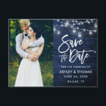 Blue Wood Jar Lightsブラシスクリプト日付の保存 ポストカード<br><div class="desc">ブモダンラシス素朴クリプト、ブルーウッド、Mason Jars付きストリングライト、日付婚約カップル写真はがきを保存</div>