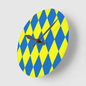 Blue Yellow Harlequin Checkered Design ラウンド壁時計 (傾斜)