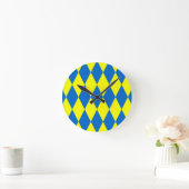 Blue Yellow Harlequin Checkered Design ラウンド壁時計 (ホーム)
