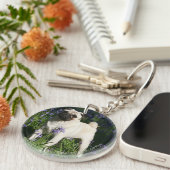 Bluebellsに立つ子鹿のパグ キーホルダー (正面右)