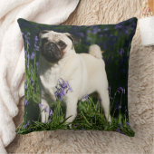 Bluebellsに立つ子鹿のパグ クッション (ブランケット)