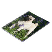 Bluebellsに立つ子鹿のパグ ノートブック (左側)