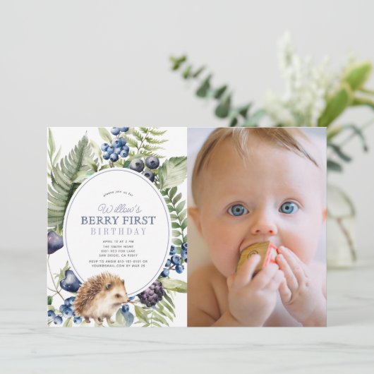 Blueberry Hedgehog Berry最初の誕生日の写真 招待状 (スタンド正面)