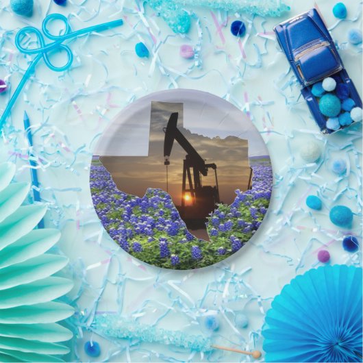 Bluebonnetsの日没のテキサス州の油ポンプジャック ペーパープレート (パーティー)