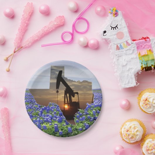 Bluebonnetsの日没のテキサス州の油ポンプジャック ペーパープレート (パーティー)