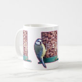 Bluetit on Bird Feederフォトギフト コーヒーマグカップ (正面左)