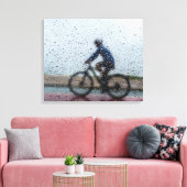 Blurred Cyclist Through Rainy Window キャンバスプリント (インサイチュ (リビング))