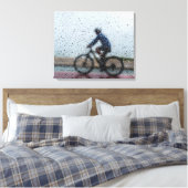Blurred Cyclist Through Rainy Window キャンバスプリント (インサイチュ (寝室))