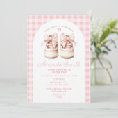 Blush Pink Bow Baby Shoes Gingham Arch Baby Shower 招待状 (スタンド正面)