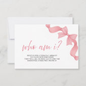 Blush Pink Bow Who Am I Bridal Shower Game Card 招待状 (正面)