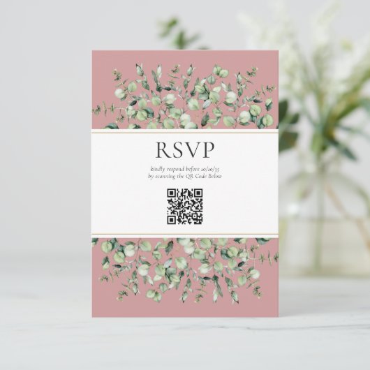 Blush Pink Eucalyptus QR Code Wedding RSVP  エンクロージャーカード (スタンド正面)