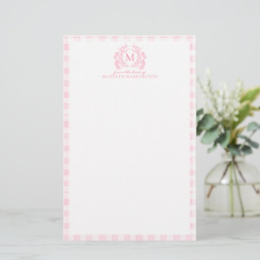 Blush Pink Gingham Floral Crest Monogram 便箋 (スタンド正面)