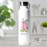 Blush Pink Golf Monogram ウォーターボトル<br><div class="desc">This cute monogram water bottle features a stylish blush pink watercolor golf bag filled with clubs, surrounded by a touch of green grass. The design cleverly incorporates a simple serif font initial monogram on the bag, seamlessly blending into the design. Below the monogram, the full name is elegantly displayed in...</div>