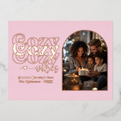 Blush Pink & Rose Gold Cozy Vibes Retro Christmas 箔シーズンポストカード (正面)