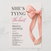 Blush Pink She's Tying The Knot Bow Bridal Shower 招待状 (正面)