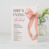 Blush Pink She's Tying The Knot Bow Bridal Shower 招待状 (スタンド正面)
