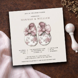 Blush Pink Toile Baby Booties Baby Girl Shower. 招待状