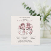 Blush Pink Toile Baby Booties Baby Girl Shower. 招待状 (スタンド正面)