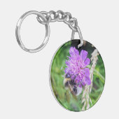 Blütenglück am Schlüsselbund – Hummel auf Skabiose キーホルダー (正面左)