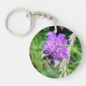 Blütenglück am Schlüsselbund – Hummel auf Skabiose キーホルダー (正面)