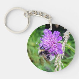 Blütenglück am Schlüsselbund – Hummel auf Skabiose キーホルダー