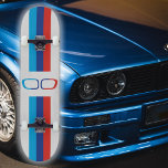 BMW Mのストライプと腎臓ファンアート、白 スケートボード<br><div class="desc">白いスケーストライプトボードにBMW Mのと腎臓。自動車愛好家のためのファンアート。</div>