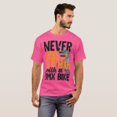 Bmxバイクを持つ老人を決して過小評価しない Tシャツ (正面フル)