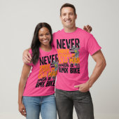 Bmxバイクを持つ老人を決して過小評価しない Tシャツ (ユニセックス)